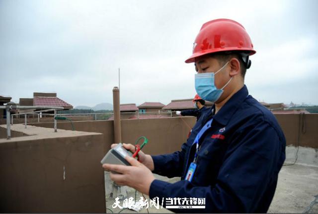 技術人員對房屋避雷帶開展檢測